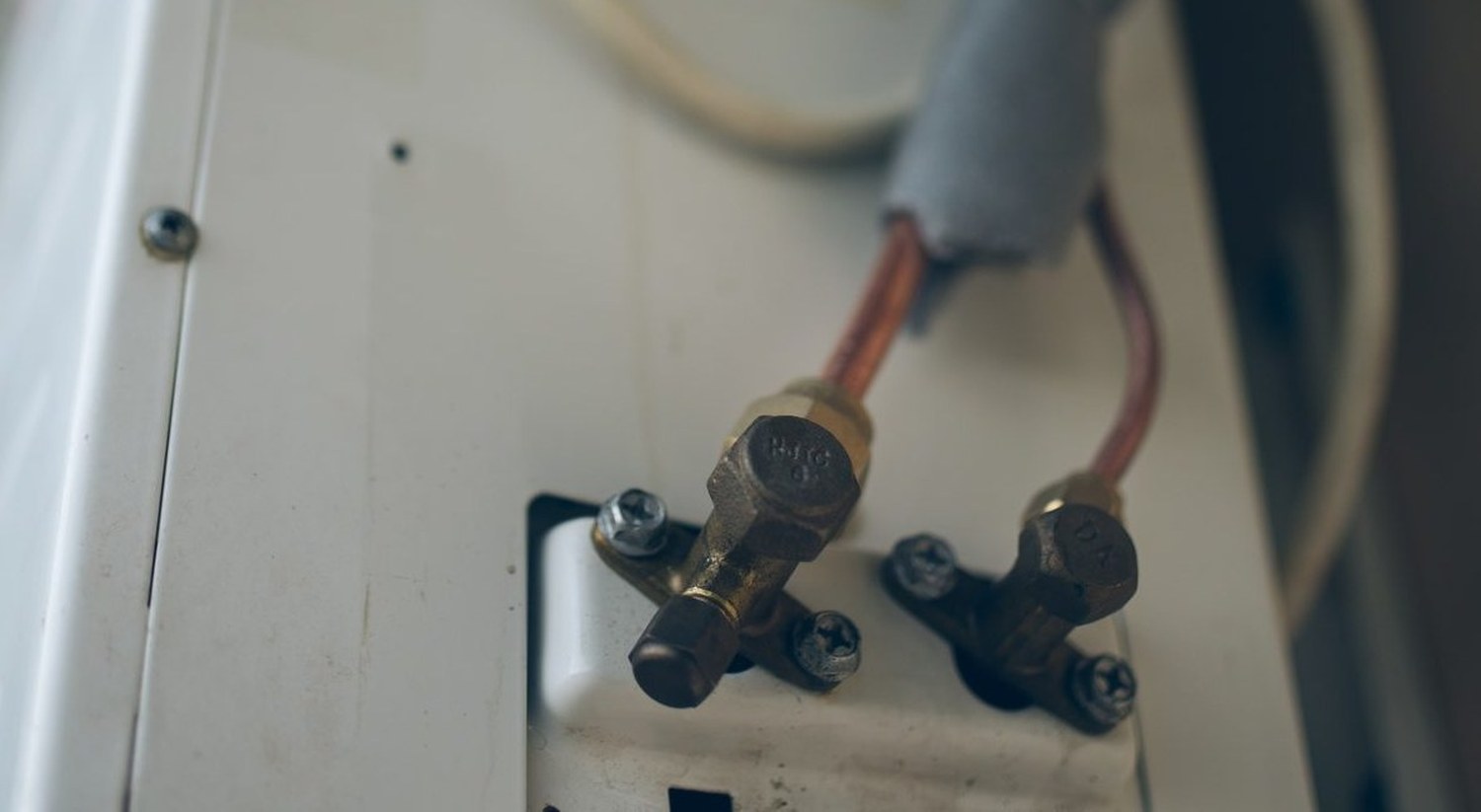 Instalação de ar-condicionado com tubulação de cobre e conexões elétricas